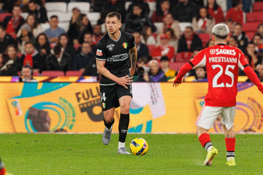 Camisola 14 dos tricolores aumenta as opções de João Nuno para o eixo da retaguarda