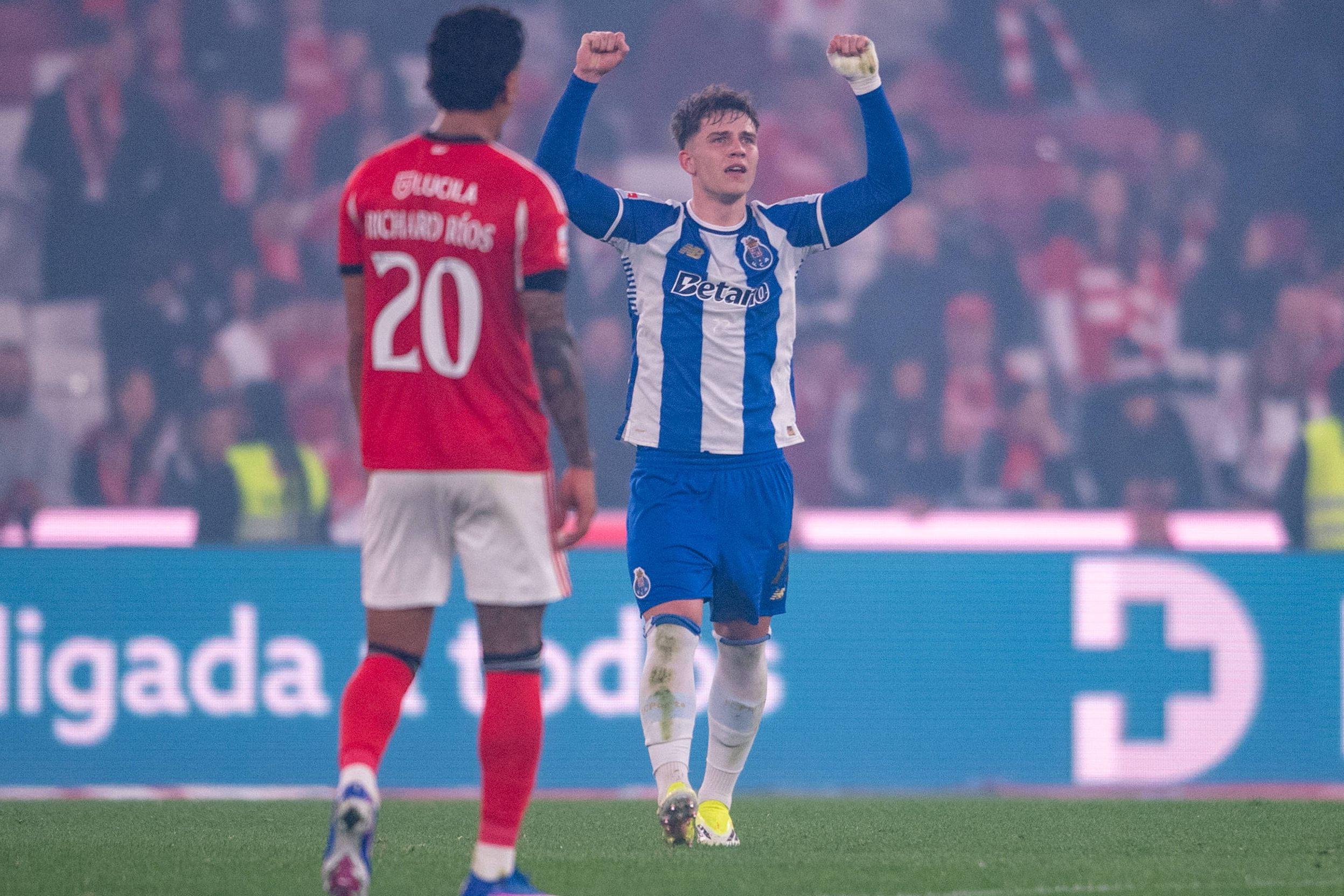 Para o FC Porto, o empate na Luz soube a derrota mas foi um mal menor. Quatro e sete pontos de vantagem e menos uma final para jogar — Foto: IMAGO
