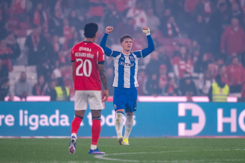 Para o FC Porto, o empate na Luz soube a derrota mas foi um mal menor. Quatro e sete pontos de vantagem e menos uma final para jogar — Foto: IMAGO