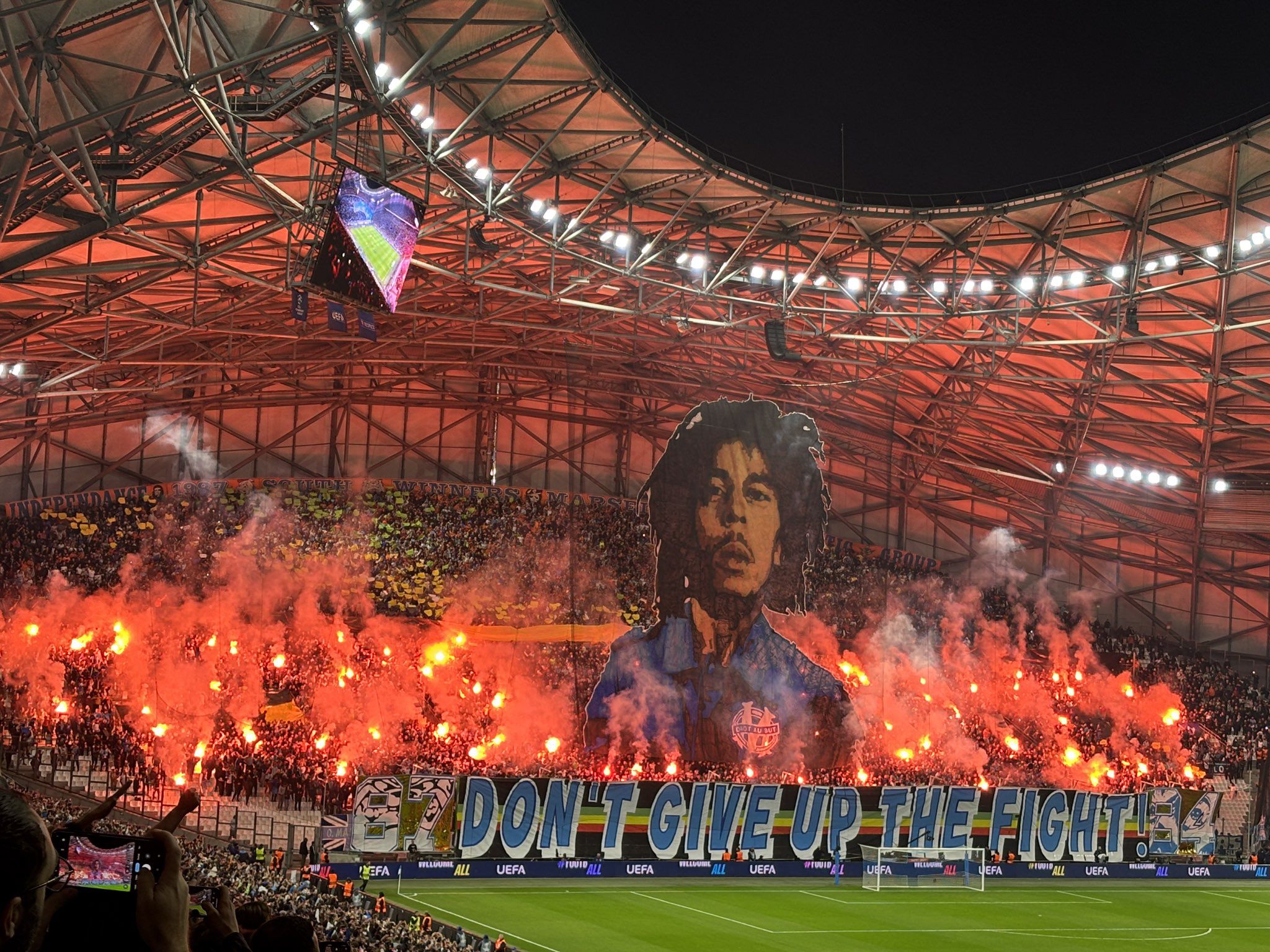 Marselha-Atalanta (Liga dos Campeões, 5 de novembro de 2025)
Retrata Bob Marley e inclui referências às suas músicas «Get Up, Stand Up» e «Don’t Give Up the Fight», transmitindo uma mensagem de resistência e incentivo à equipa.
FOTO: X