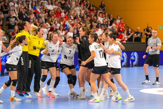 Uma professora e uma gestora de condomínios entram num Europeu…