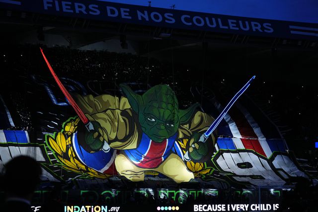 VÍDEO: Festa do PSG-Barcelona arranca com tifo de... Star Wars