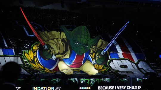 VÍDEO: Festa do PSG-Barcelona arranca com tifo de... Star Wars