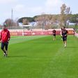 O treino da Roma antes de visitar o Milan para a Liga Europa