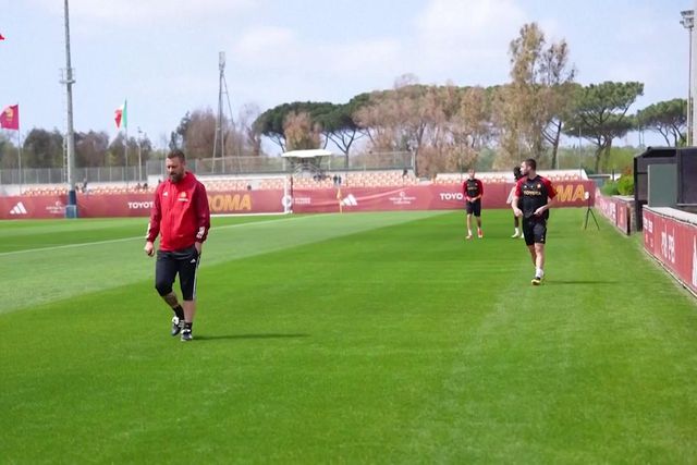O treino da Roma antes de visitar o Milan para a Liga Europa