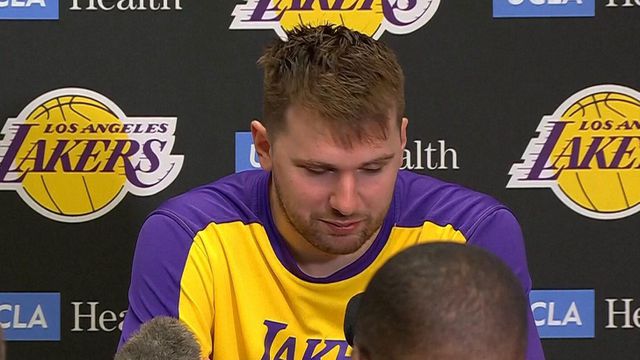 «Feliz e zangado»: Doncic chora ao ser homenageado no regresso a Dallas