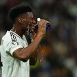 Aurelien Tchouameni hidrata-se durante jogo da Liga dos Campeões