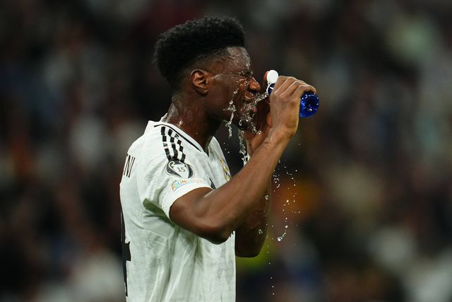 Aurelien Tchouameni hidrata-se durante jogo da Liga dos Campeões