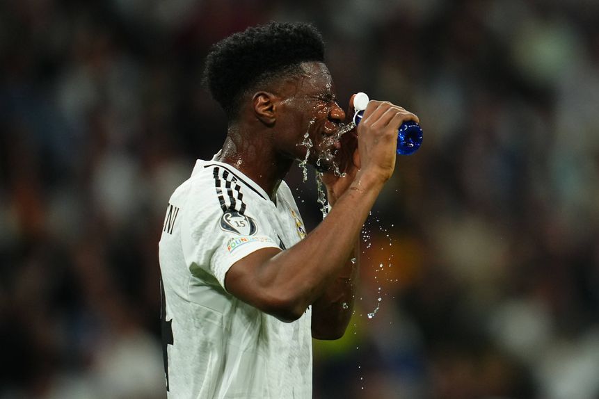 Aurelien Tchouameni hidrata-se durante jogo da Liga dos Campeões