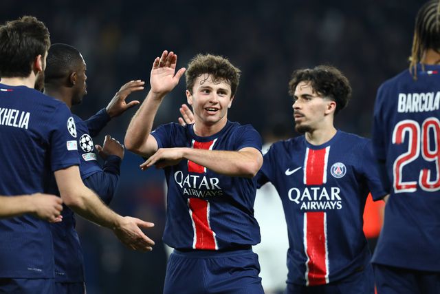 João Neves sorridente no jogo frente ao Aston Villa