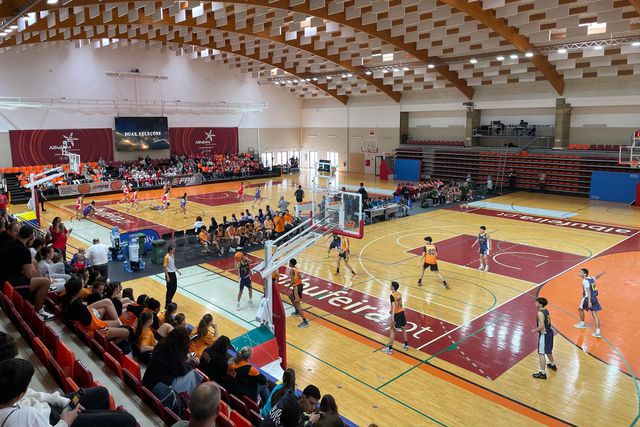 Festa do basquetebol juvenil em Albufeira que mostra diferenças de um país