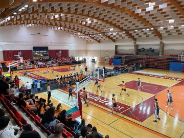 Festa do basquetebol juvenil em Albufeira que mostra diferenças de um país