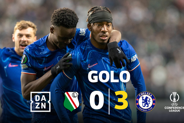 Todos veem a bola, só Madueke avança para ela (vídeo)