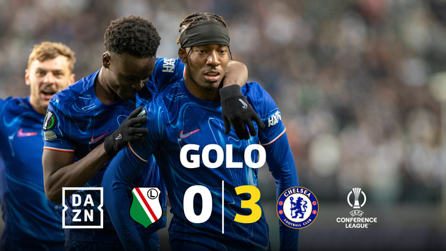 Todos veem a bola, só Madueke avança para ela (vídeo)