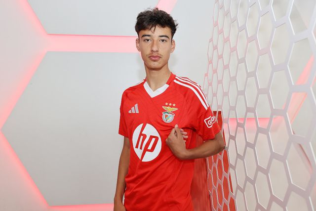 Benfica: jovem promessa assina contrato profissional