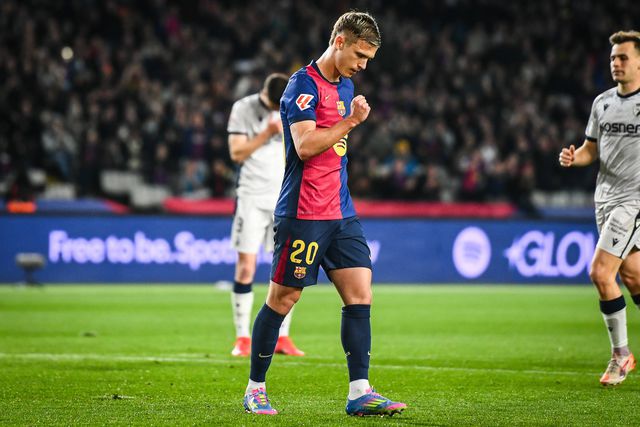 Dani Olmo de punho cerrado com a camisola do Barcelona