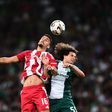 Willian Arão disputa bola com David Carmo, em duelo entre Panathinaikos e Olympiakos (foto: IMAGO)