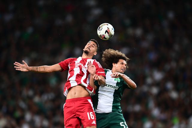 Willian Arão disputa bola com David Carmo, em duelo entre Panathinaikos e Olympiakos (foto: IMAGO)
