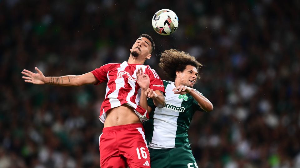 Willian Arão disputa bola com David Carmo, em duelo entre Panathinaikos e Olympiakos (foto: IMAGO)