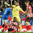 Liam Kelly reclama com Iñaki Williams no rangers-Athletic Bilbao