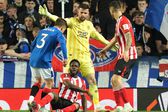 Liam Kelly reclama com Iñaki Williams no rangers-Athletic Bilbao