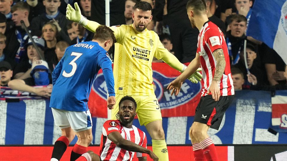 Liam Kelly reclama com Iñaki Williams no rangers-Athletic Bilbao