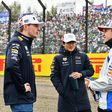 Verstappen a falar com Tsunoda e Hadjar antes do GP do Japão