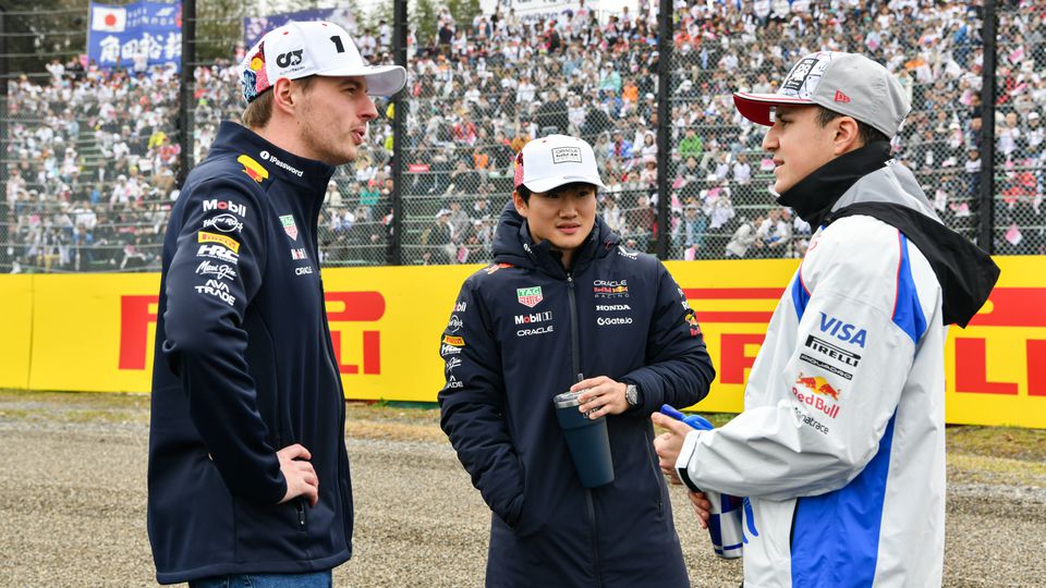 Verstappen a falar com Tsunoda e Hadjar antes do GP do Japão