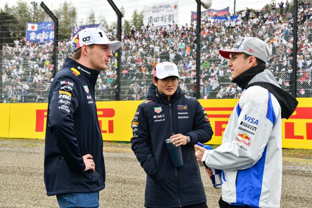 Verstappen a falar com Tsunoda e Hadjar antes do GP do Japão