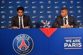 Al Khelaifi, presidente do PSG, com Kylian Mbappé, juntos numa conferência de imprensa