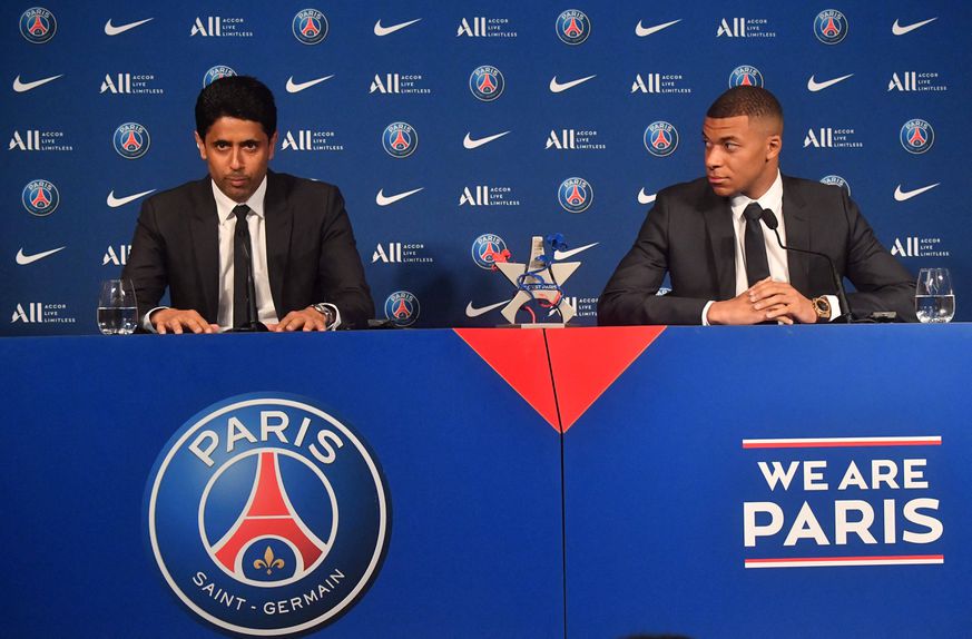 Al Khelaifi, presidente do PSG, com Kylian Mbappé, juntos numa conferência de imprensa