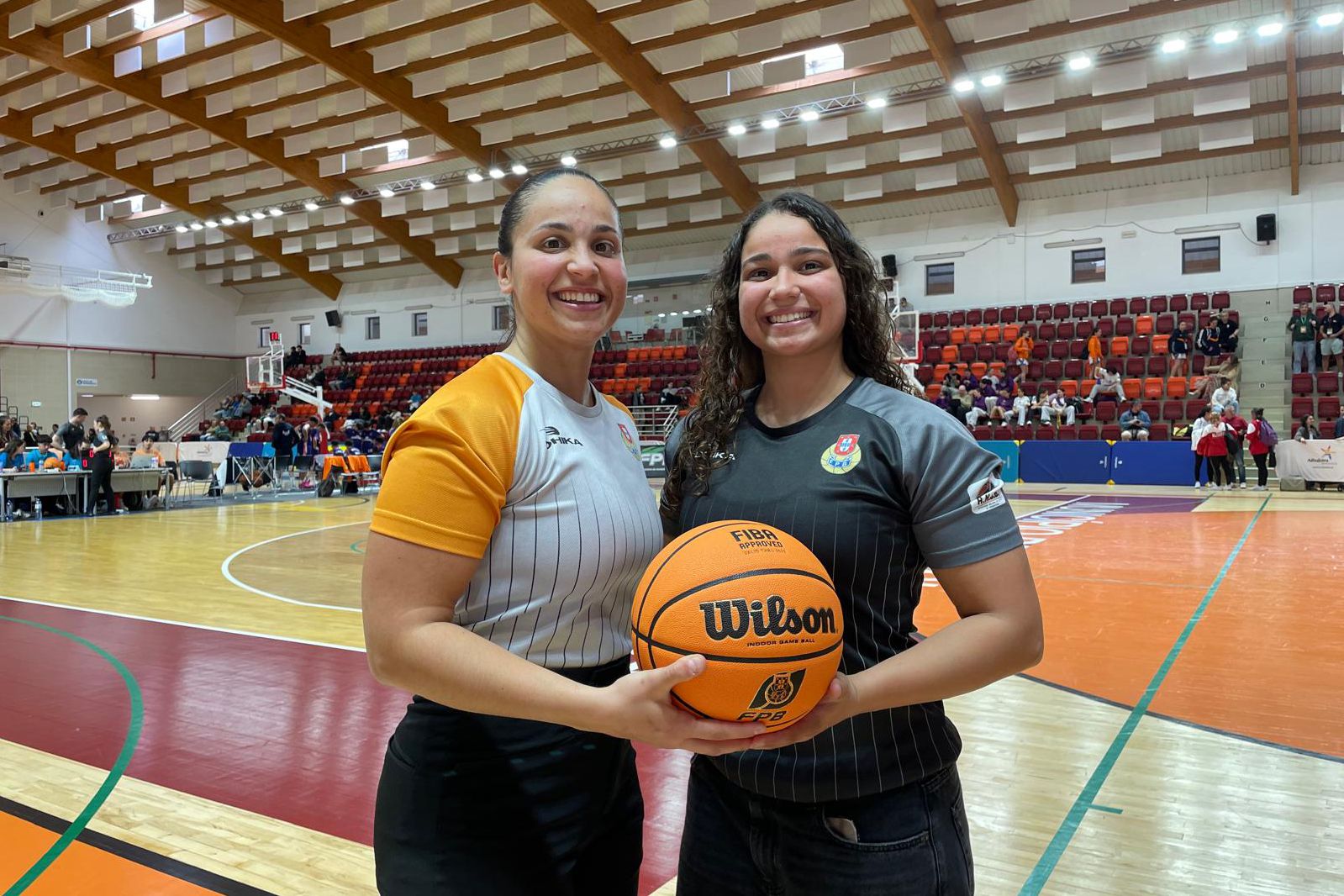 Mariana e Maria Ferreira       Fotografia A BOLA