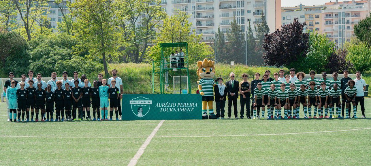 Quenda, Adrien Silva e Rui Patrício, com Carlos Pereira, irmão de Aurélio, e os netos do malogrado dirigente, Tomás e Filipe - Foto: Teófilo Afonso