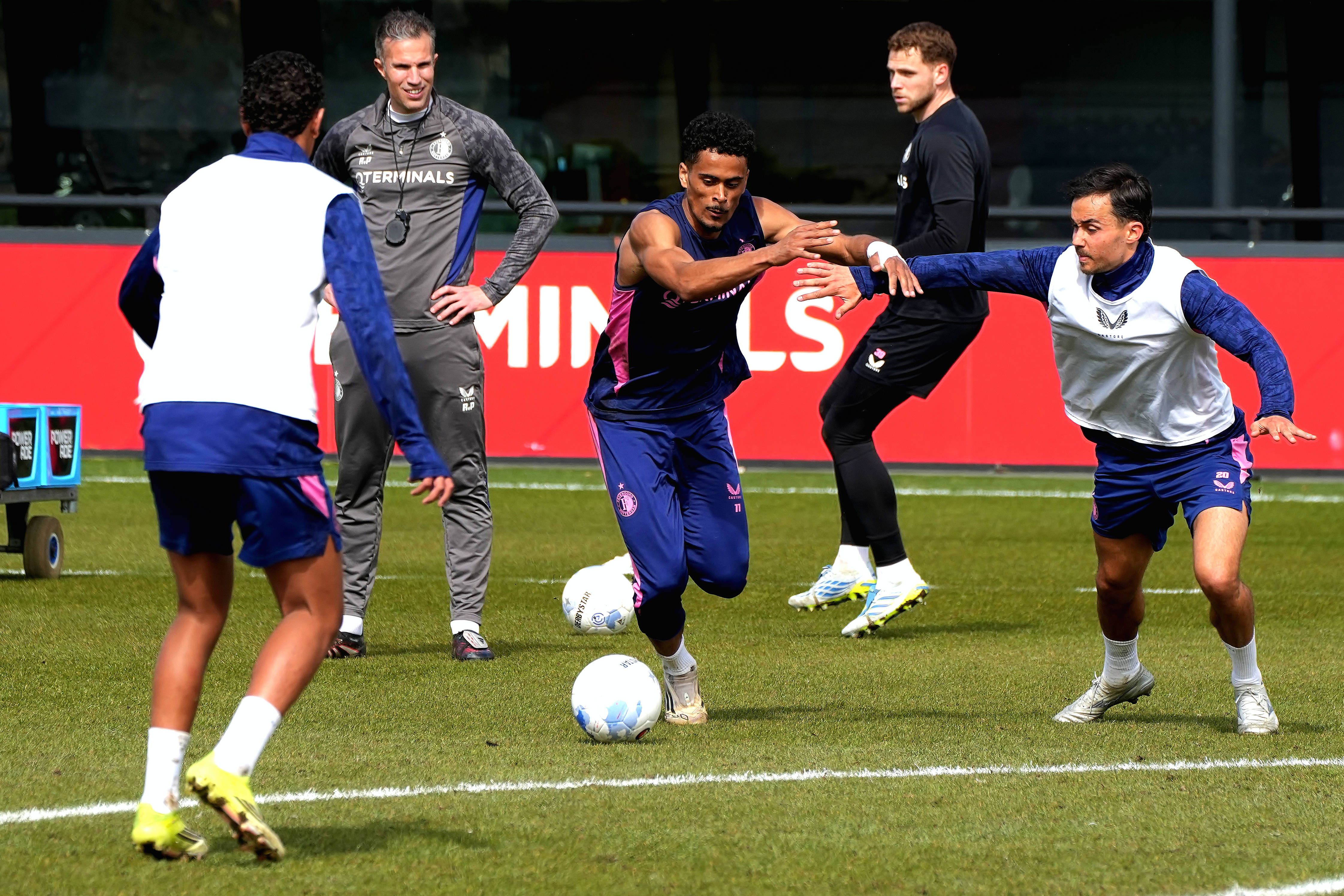 Van Persie atento a Gonçalo Borges no treino