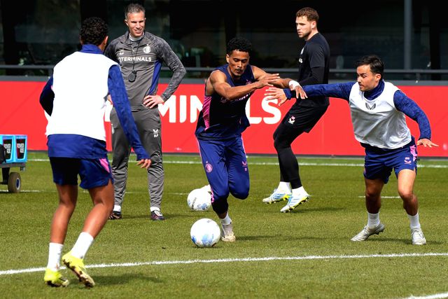 Van Persie atento a Gonçalo Borges no treino