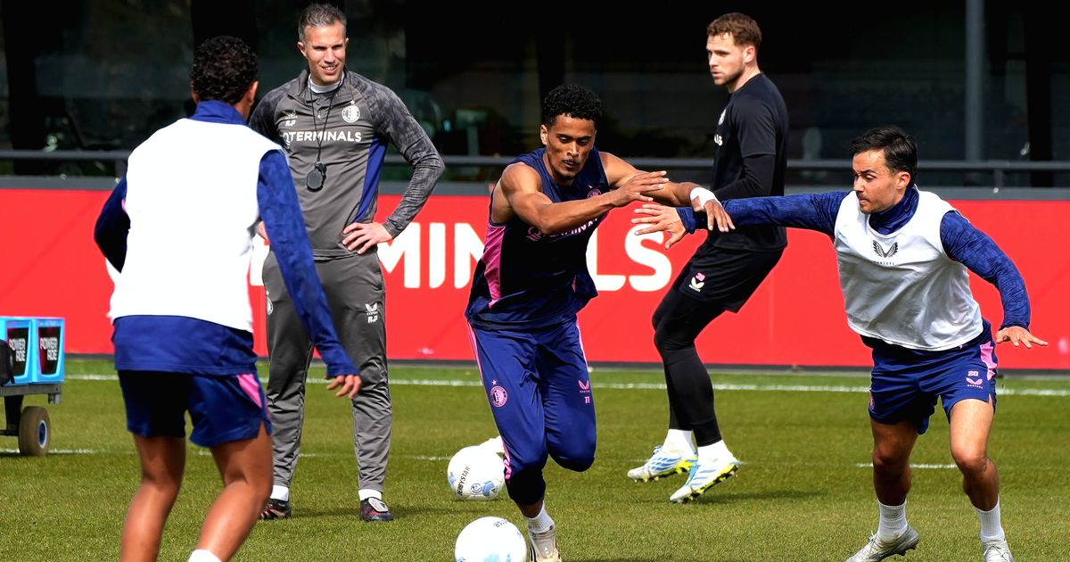 Van Persie integra treino do Feyenoord: «Mostra bem a situação em que estamos»
