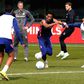 Van Persie atento a Gonçalo Borges no treino