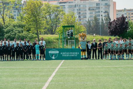 Quenda, Adrien Silva e Rui Patrício, com Carlos Pereira, irmão de Arélio, e os netos do malogrado dirigente, Tomás e Filipe, perfilam com as equipas presentes, de sub-11 e sub-13 - Foto: Teófilo Afonso