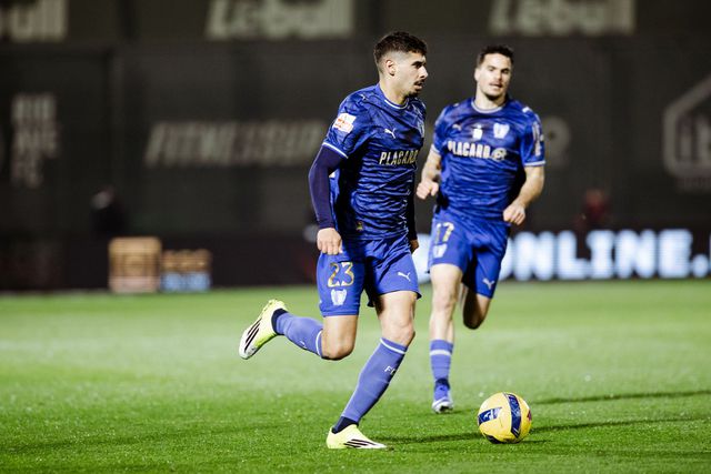Azuis e brancos do Minho querem dar sequência ao excelente momento por ocasião da receção aos cónegos — Foto: Famalicão