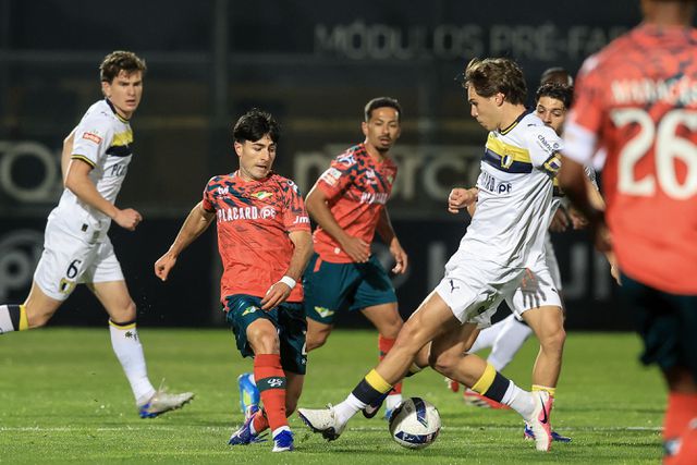 Gustavo Sá queixou-se de um problema físico e acabou por ser substituído no dérbi do Minho — Foto: José Coelho/LUSA