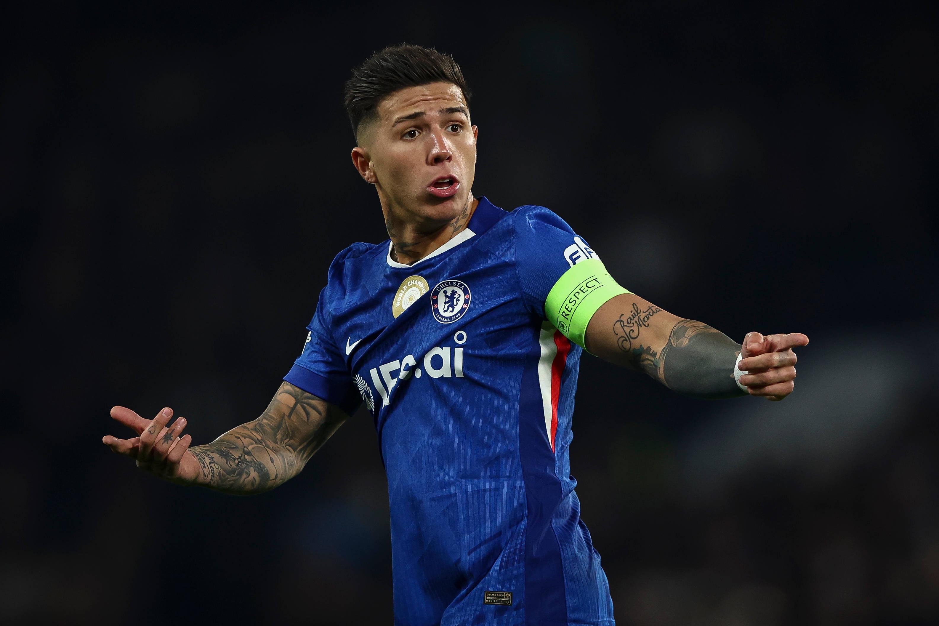 Enzo Fernández com a braçadeira de capitão do Chelsea