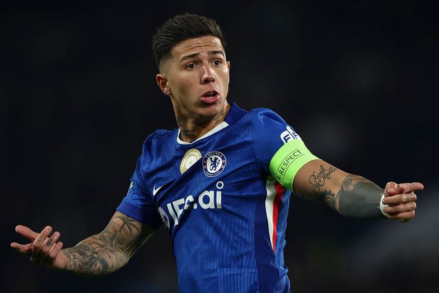 Enzo Fernández com a braçadeira de capitão do Chelsea