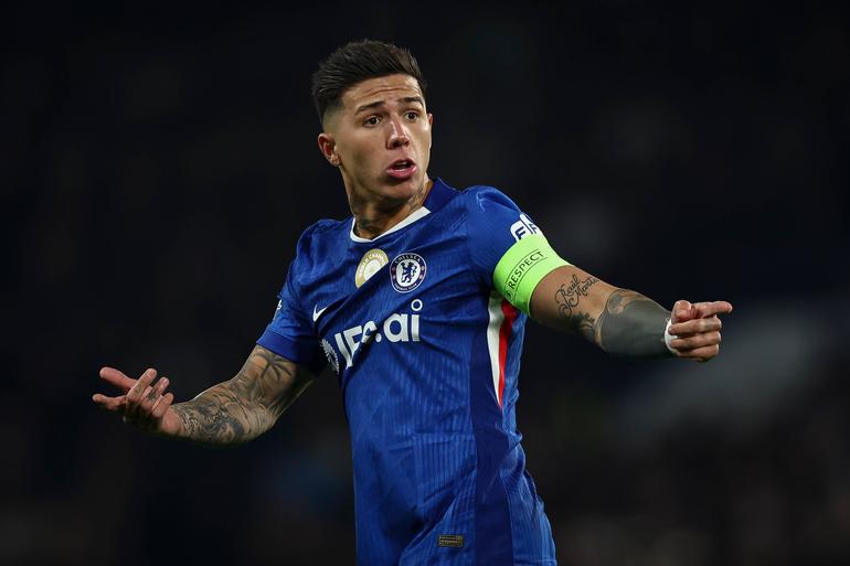 Enzo Fernández com a braçadeira de capitão do Chelsea