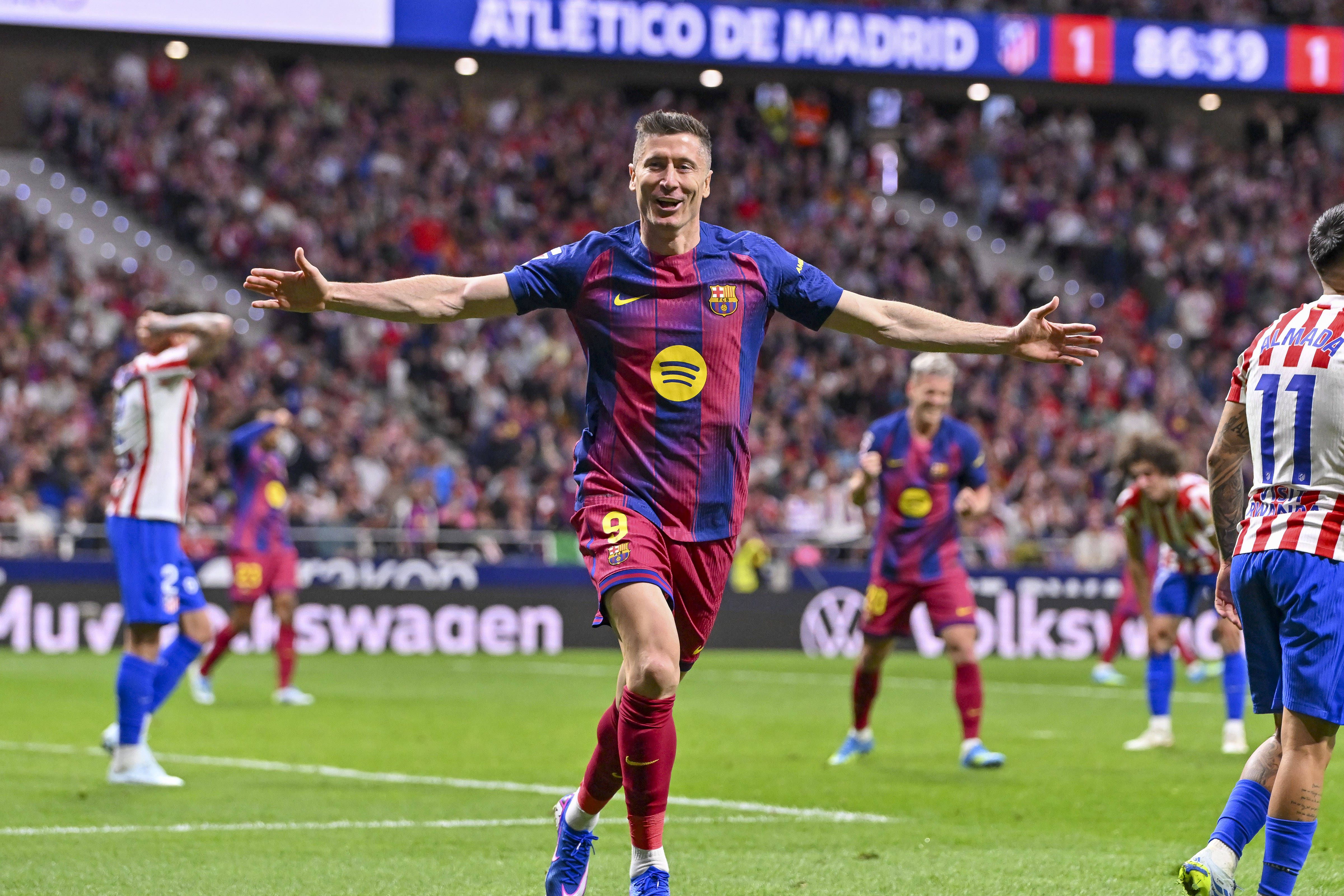 Lewandowski, em fim de contrato com o Barcelona, a festejar no Metropolitano