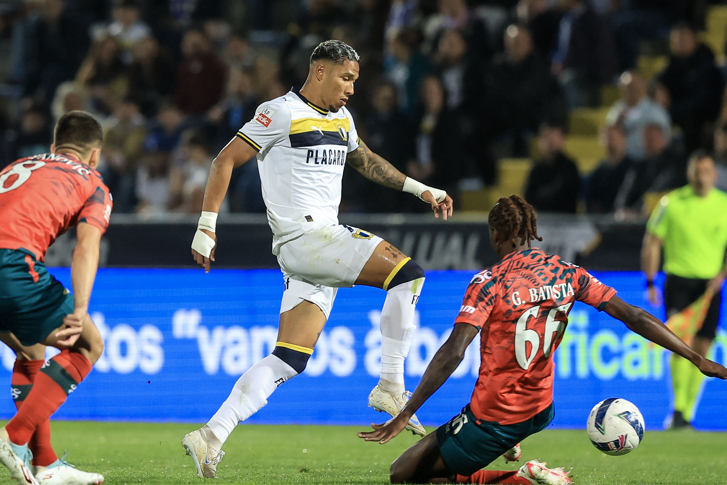 Famalicenses dominaram a maior parte do desafio, mas não conseguiram chegar ao triunfo — Foto: José Coelho/LUSA