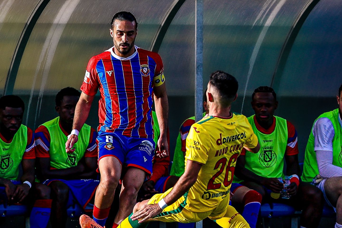 Duelo entre Landinho, capitão do Felgueiras, e Nuno Cunha, médio do Paços de Ferreira - Foto: Liga Portugal
