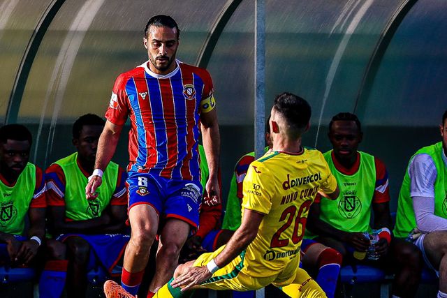 Duelo entre Landinho, capitão do Felgueiras, e Nuno Cunha, médio do Paços de Ferreira - Foto: Liga Portugal