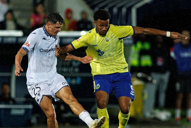 Fally Mayulu joga com o número 9 nas costas - Foto: FC Arouca