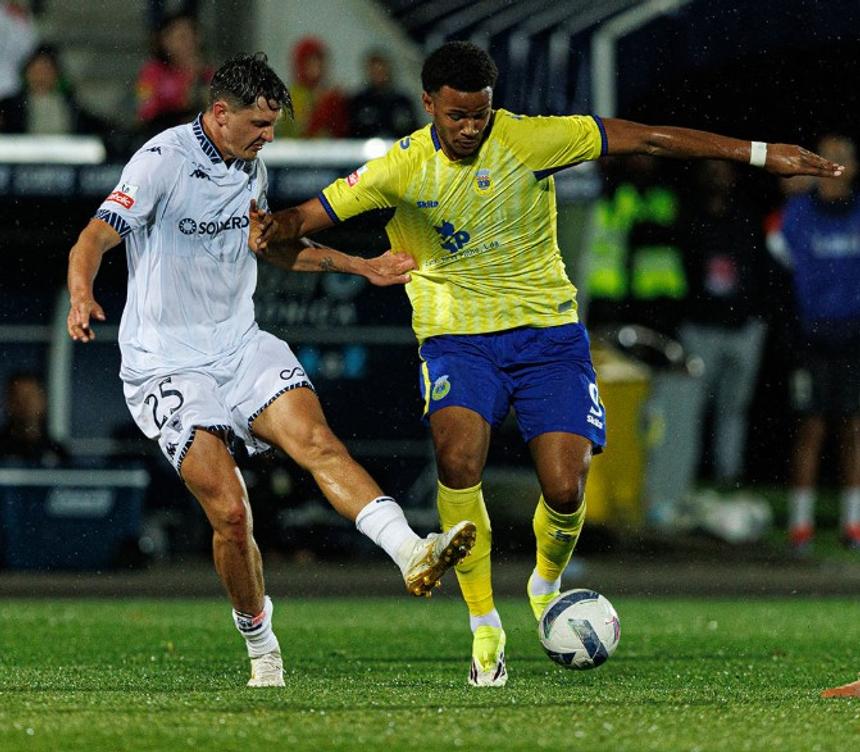 Fally Mayulu joga com o número 9 nas costas - Foto: FC Arouca