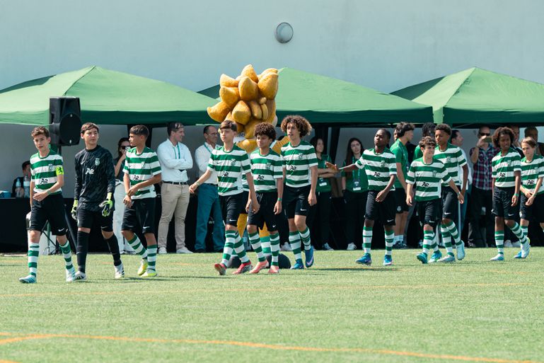 Entrada da equipa de sub-13 - Foto: Teófilo Afonso